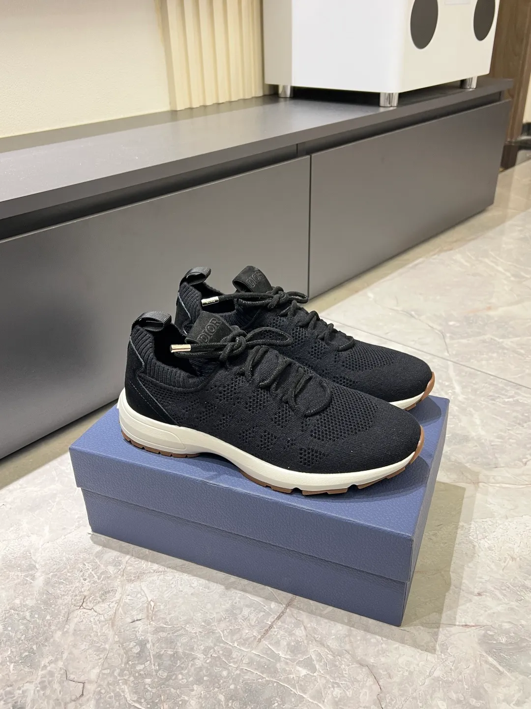 p380 Dior B80 sneakers are a new product of Dior men's series, focusing on comfort and fashion. The upper is made of breathable mesh + fabric splicing, which is lightweight and fits the shape of the foot, making it super comfortable for daily wear. The sole is made of rubber, which has great grip and wear resistance, and is suitable for commuting or light sports. The overall style is simple, the gray tone is versatile, and the shoelaces are adjustable for a more stable fit. Designed by Kim Jones, it is both practical and trendy. It is one of the new hot items in early spring①. size: 38-45 (45 customized)
